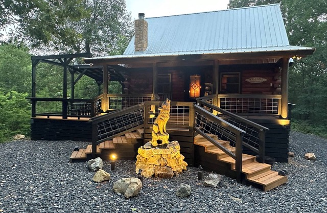 Luxurious and Rustic “Wolf Ridge Lodge” with Hot Tub - Sleeps 6 at Wolf Pen Gap