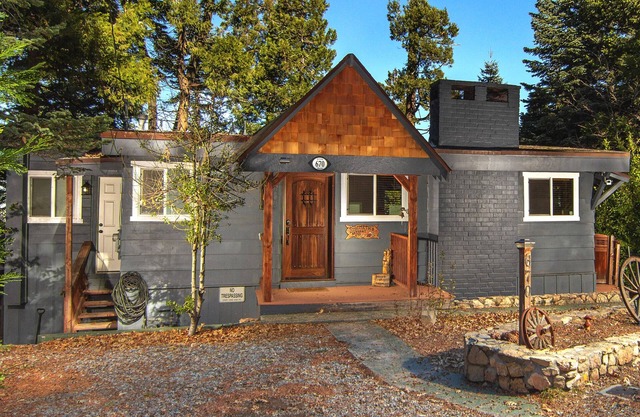 Luxurious Cabin w/lake views 10 minutes to Santa's SkyPark & Village
