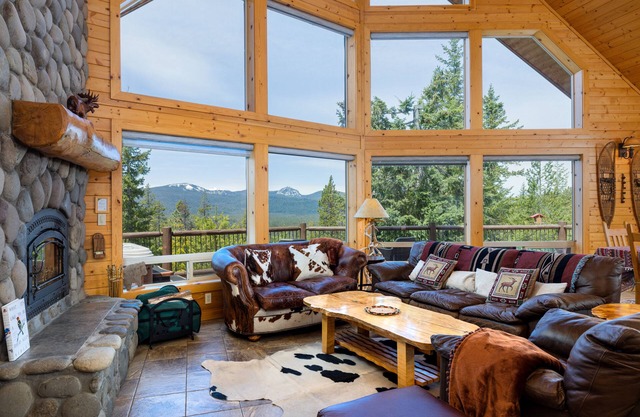 Luxurious Chalet Retreat: Breathtaking Views, Hot Tub, BBQ, and Fireside Comfort