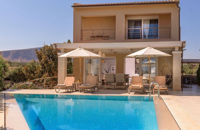 Luxurious Cretan Villa with Private Pool 200m from the beach