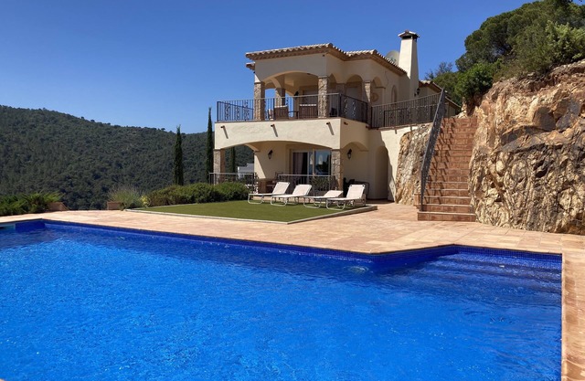 Luxurious villa with Spectaculair sea and bay view sleeps 8