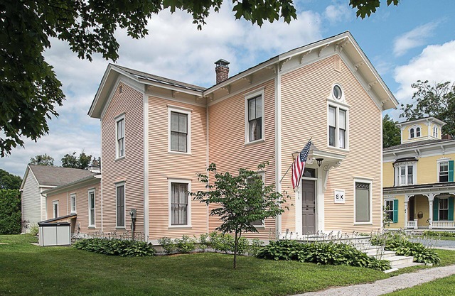 Luxurious guest home with private art gallery in the heart of a historic village