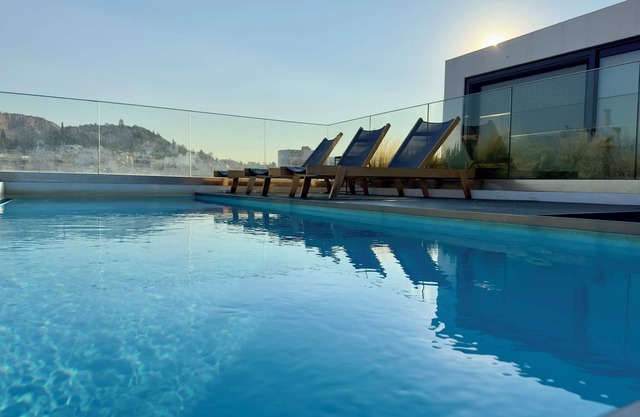 Luxurious Home | Shared Rooftop Pool and Gym by TT