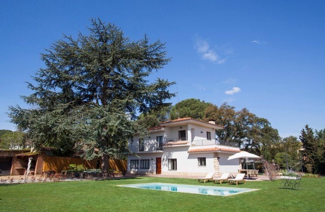 Luxurious house with 5,000 m² of garden. Pool, air conditioning and barbecue.