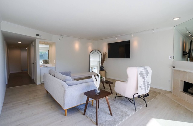 Luxurious Lake Front Condo With Stunning Views In Kirkland