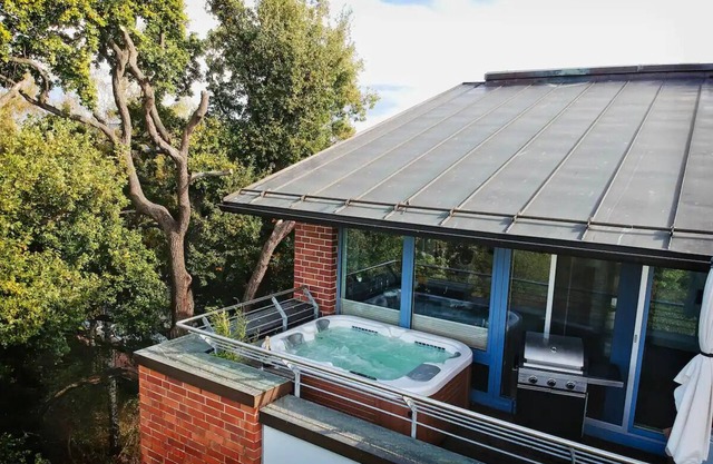 Luxurious, modern loft with jacuzzi, kitchen & air conditioning