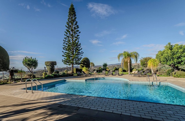 Luxurious Mountain View 6-bedroom villa in historical Choirokidia