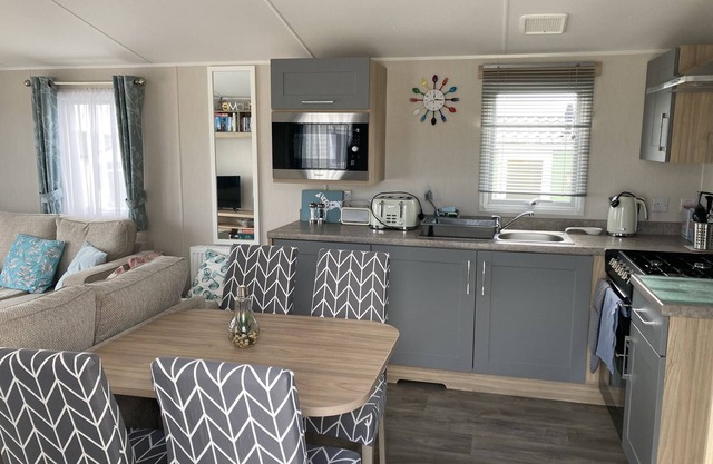 Luxurious new 8 berth caravan, Ruan Minor Cornwall -Beach 10 min. 2 decked areas