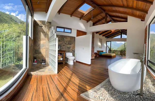 Luxurious Panoramic Suite at The Cloud Forest Retreat w/views & modern comforts