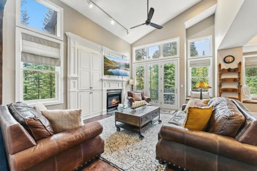 Luxurious Peak 8 Lodge 4BDR Near Slopes with Private Hot Tub