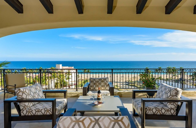 Luxurious Penthouse, Newly Remodeled, Ocean View, Beachfront!