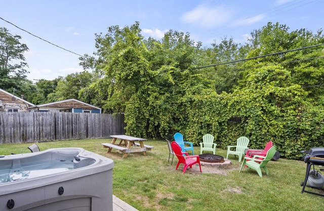 Luxurious Remodeled 4BR Cottage w/ Hot Tub, Golf Cart, Kayaks, Arcade Game!