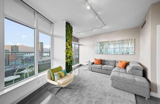 Luxurious Skyview Penthouse with Stunning Mountain/Ocean views w/hot-tub