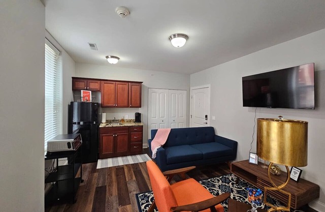 Luxurious Stay at the Historic Inman - 210