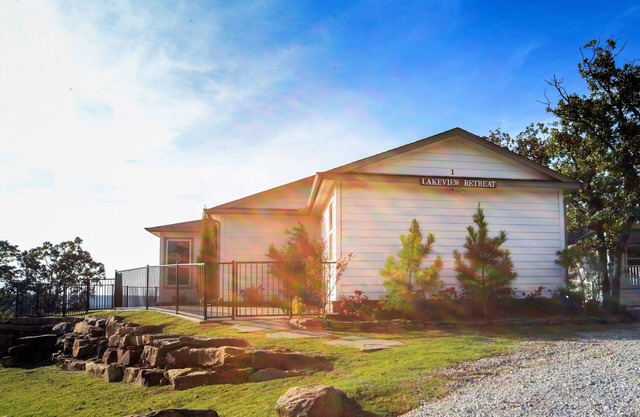 Luxurious three bedroom cottage with amazing lake views!