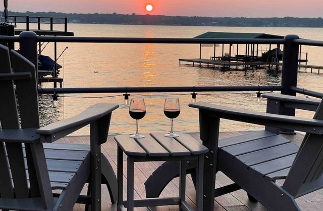 Luxurious, Tranquil, 4BR Lakefront Villa
