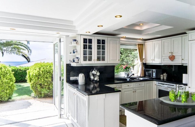 Luxurious Villa in Mavro lithari
