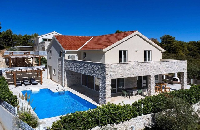 Luxurious villas in Pitve on Hvar with an amazing view