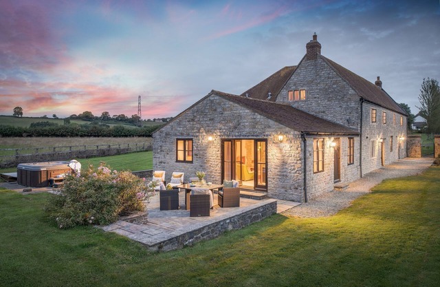 Luxuriously renovated farmhouse with hot tub
