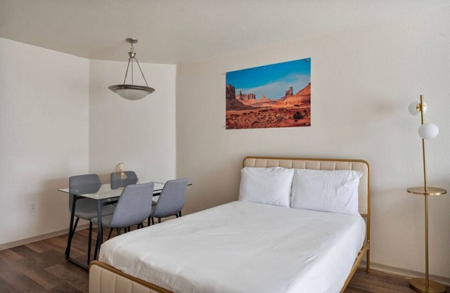 Luxury 1B1B Tempe Free Parking and Pool Access