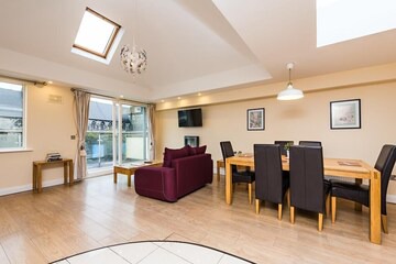 Luxury 2 BDRM with balcony near Temple Bar