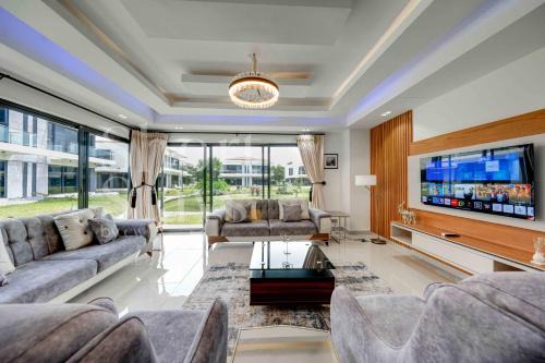 Luxury 2-Bedroom Apartment with Pool & Garden View, Lekki Lakowe Lakes Estate