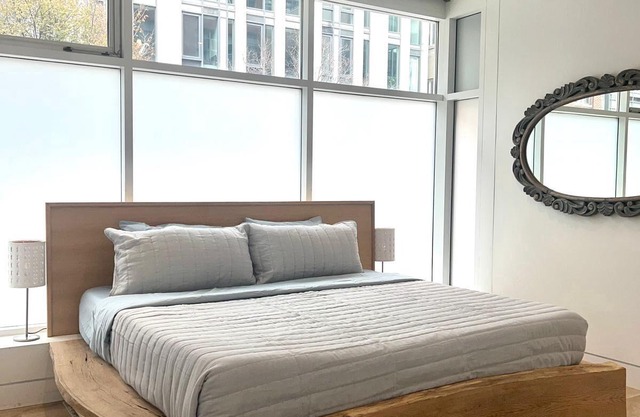 Luxury 2-BR 2 BTH in Downtown Toronto's Trendy Core