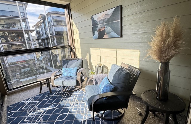 Luxury 2 BR/2B; Langley Condo withAC/FP/solarium/gym/spray park/near transit