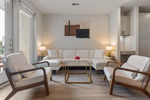 Luxury 2-BR with Juliet Balcony