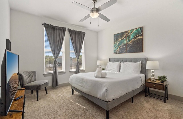 Luxury 2BD/2BA Next to Airport 3894