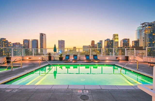 Luxury 2BR in DTLA w/Jacuzzi & Rooftop Views