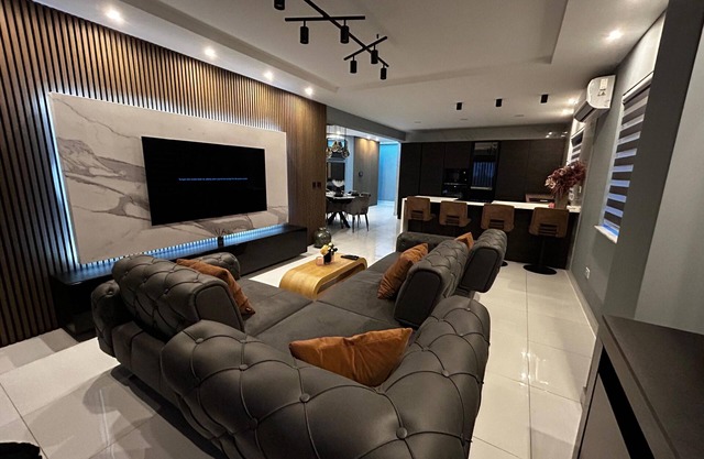 Luxury 3-Bed Apt in Qawra–AC, WiFi & Private Pool! Your perfect getaway awaits!