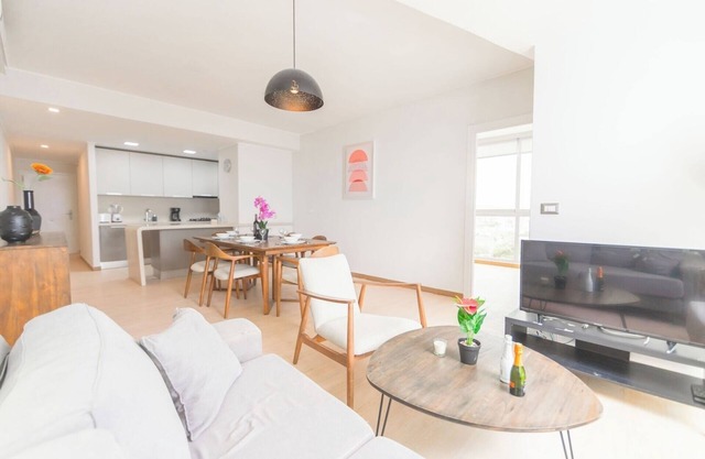 Luxury 3 Bedroom apt free parking balcony Bayview