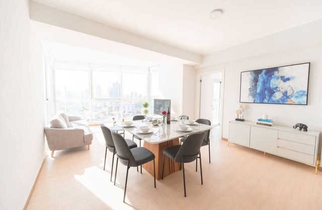 Luxury 3 Bedroom Oceanview apt w parking balcony