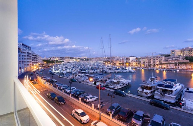 Luxury 3BR Apartment with Marina Views
