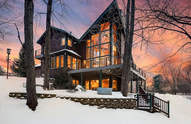 Luxury 4BD/3BA Custom Home-12 Acres - Sauna, Jet Tub, Theater, 3 Gas Fireplaces