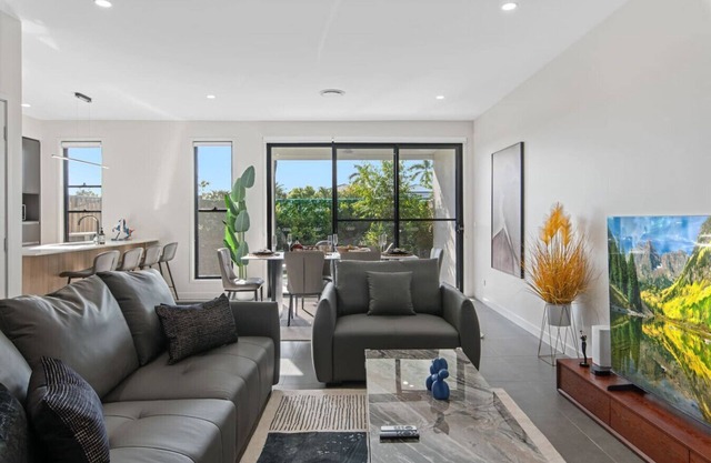 Luxury 4BR Home w/Pool, Gym & BBQ in Helensvale