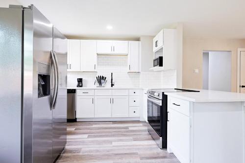 Luxury 4BR Retreat 10 Mins to Downtown & Lake