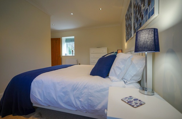 Luxury 5* 2 bed ensuite cottage, beautifully furnished, short walk to loch side