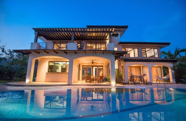 Luxury 5 bdrm house, w 40-foot pool, 10 minute walk to beach
