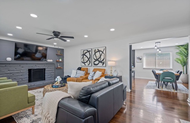 Luxury 5-bedroom House in Charming Cincinnati with Gym, AC, Grill and Smart TVs.
