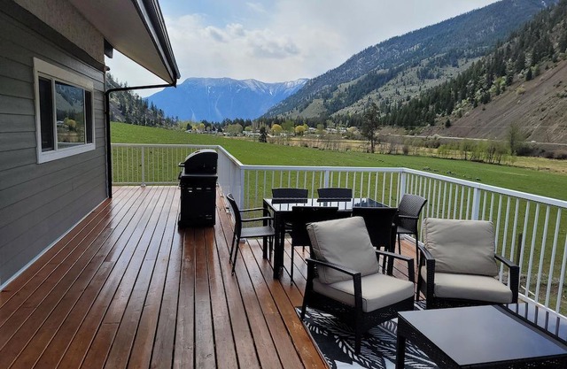 Luxury 5 Bedroom House - Hot Tub and Acreage. Lots of Wildlife on ranch.