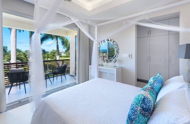 Luxury 5 Bedroom Seaduced Villa