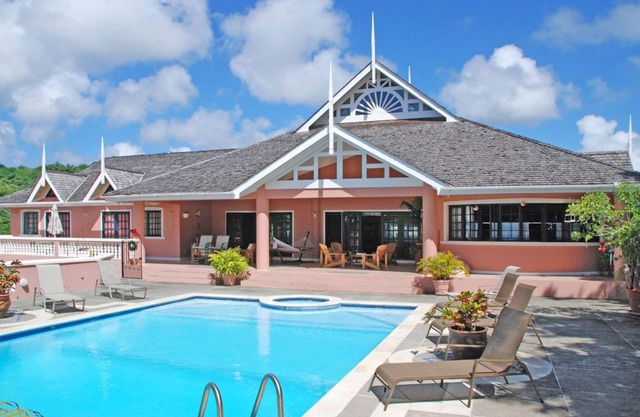 Luxury 5 Bedroom Villa, Large Pool and Heated Jacuzzi, Free Wireless Internet