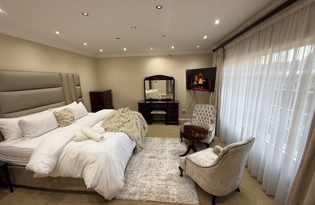 Luxury 5BR Home w/Pool Full Kitchen Generator Perfect for Getaways/Group Stays