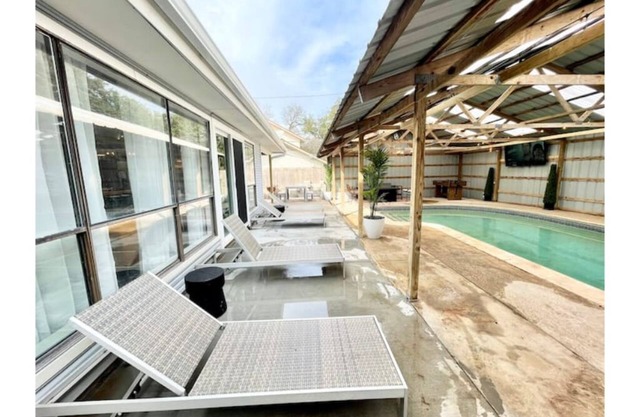 *Luxury 5mi Domain 6Rms3 bath/Pool/HotTub/Foosball