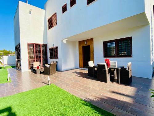 Luxury 6-bedroom villa with pool and gardens