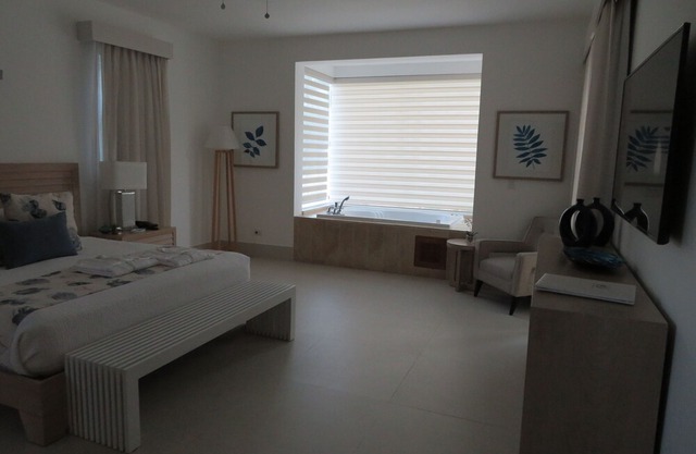 Luxury 6-Bedroom Villa with Private Pool, Maid, Optional Chef, VIP Services