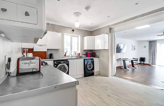 Luxury 7 beds 5 baths detached house with parking