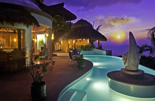 LUXURY 8750 SQ FT VILLA 5 BEDROOM 7 BATH WITH PREMIER LOCATION TO BEACH AND TOWN